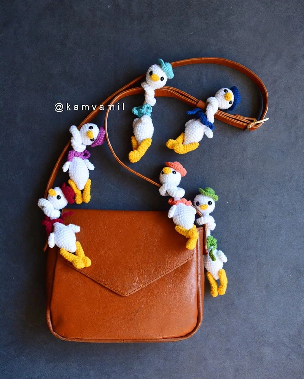 آویز بافتنی فانتزی مدل غاز گردن دراز