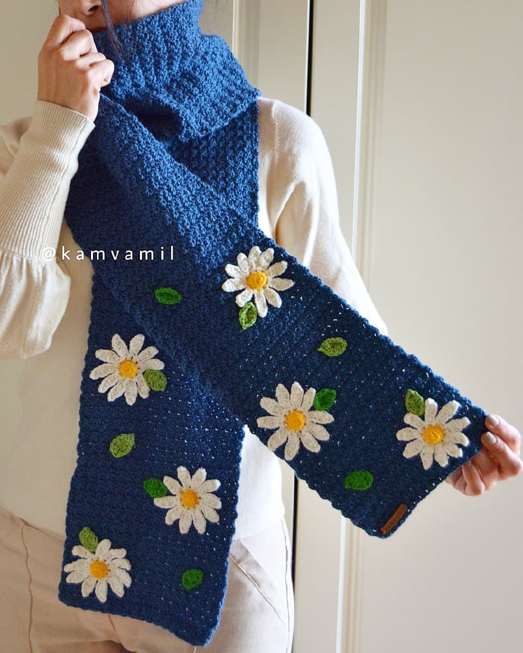 شالگردن بافتنی دستبافت زنانه طرح گل بابونه
