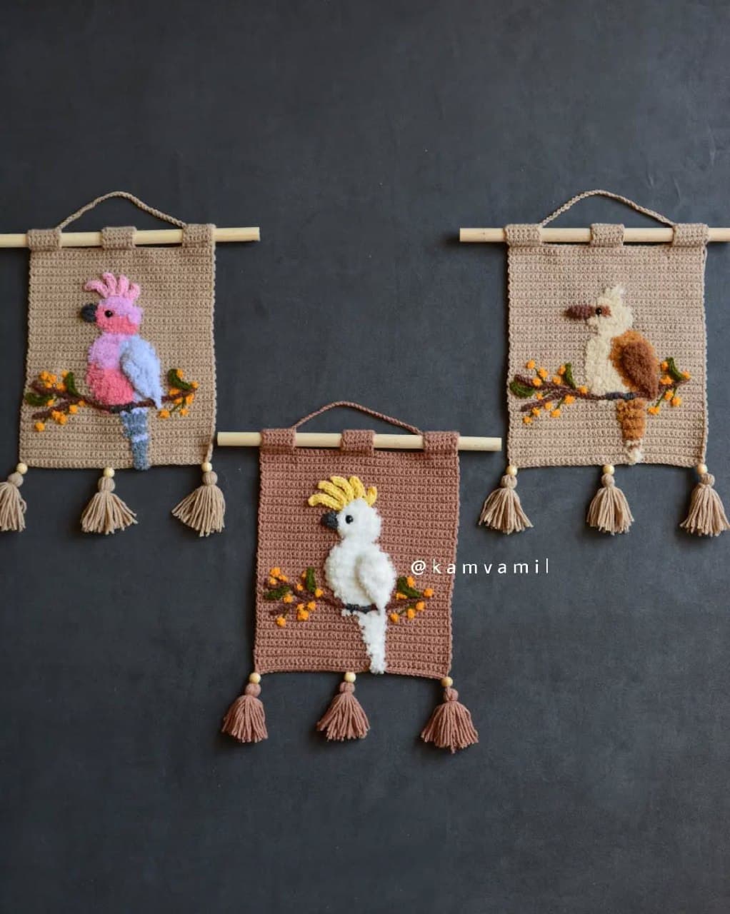 دیوارکوب بافتنی دستباف طرح پرنده فانتزی