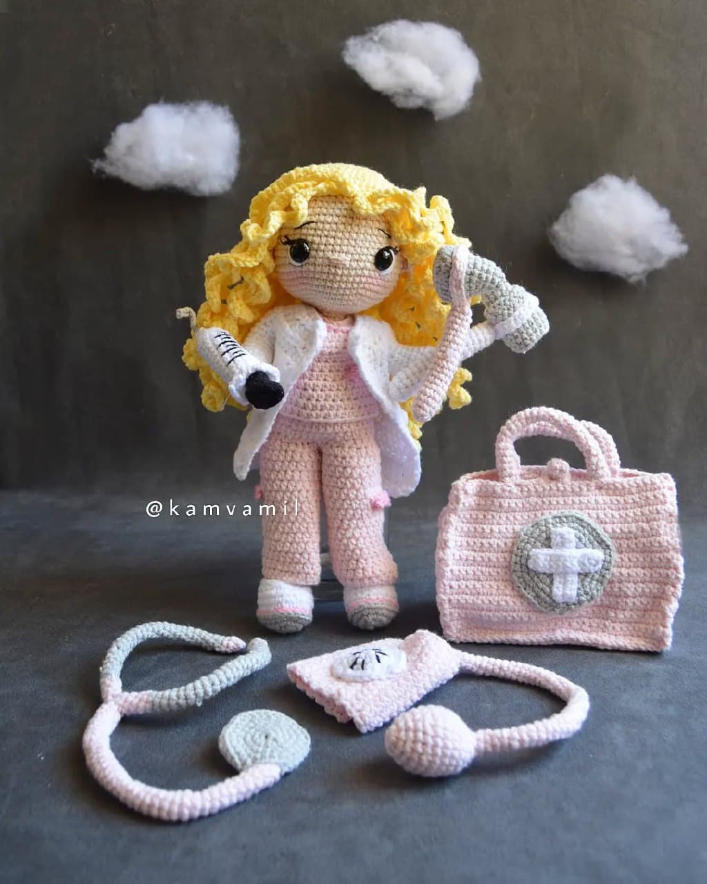 عروسک بافتنی دستباف دکتر با ست لوازم پزشکی