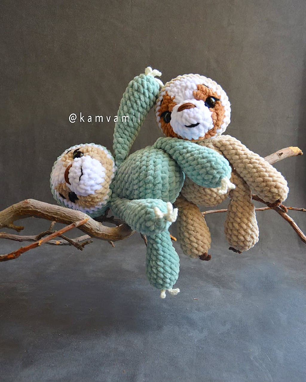 عروسک بافتنی دستبافت مدل تنبل مخملی