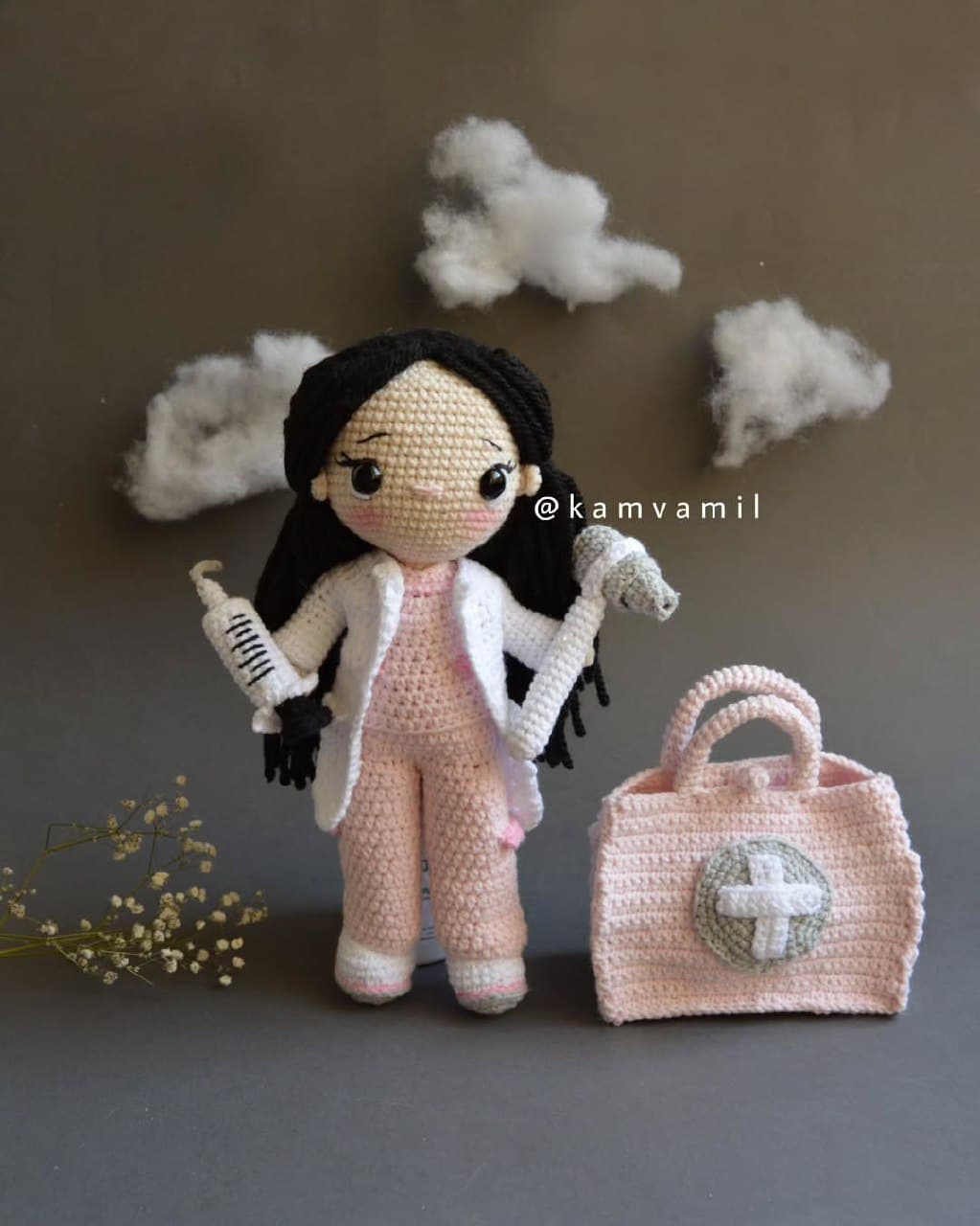 عروسک بافتنی دکتر به همراه ست کامل تجهیزات پزشکی دست ساز