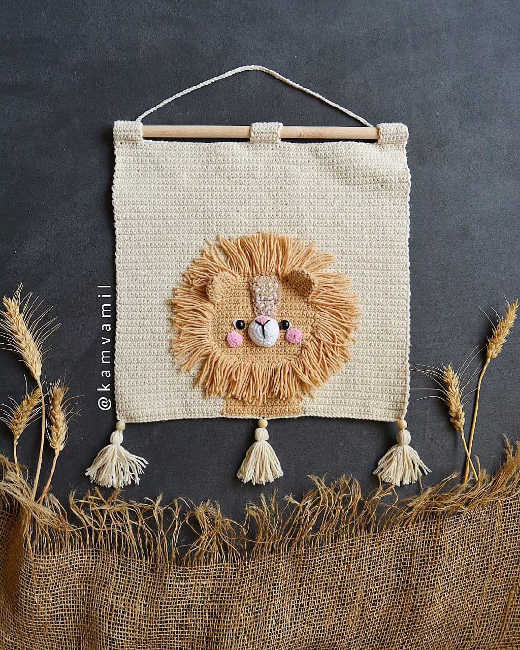 دیوارکوب بافتنی دستبافت طرح شیر مناسب اتاق کودک