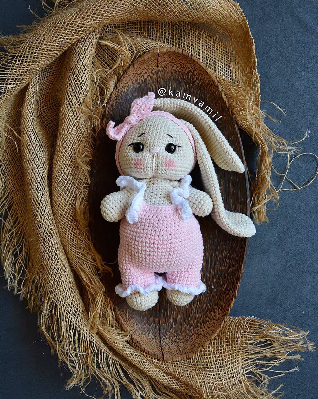 عروسک بافتنی خرگوش دستباف با لباس صورتی