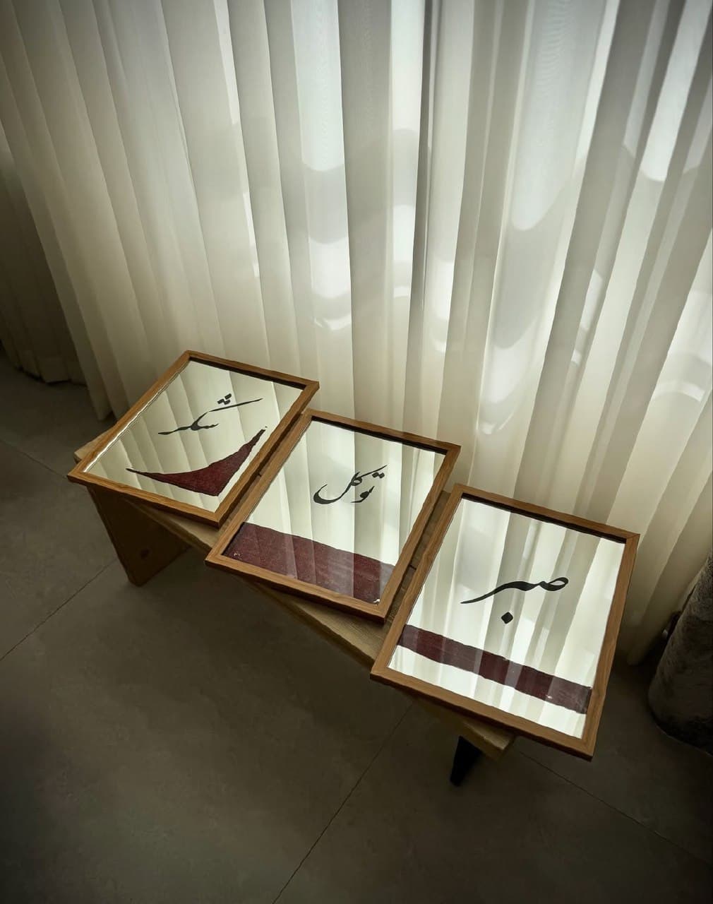مجموعه سه عددی آینه دکوراتیو خوشنویسی با قاب چوبی طرح شکر، توکل و صبر