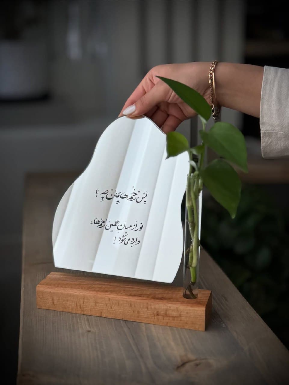 آینه دکوراتیو رومیزی دفرمه با گلدان و پایه چوبی