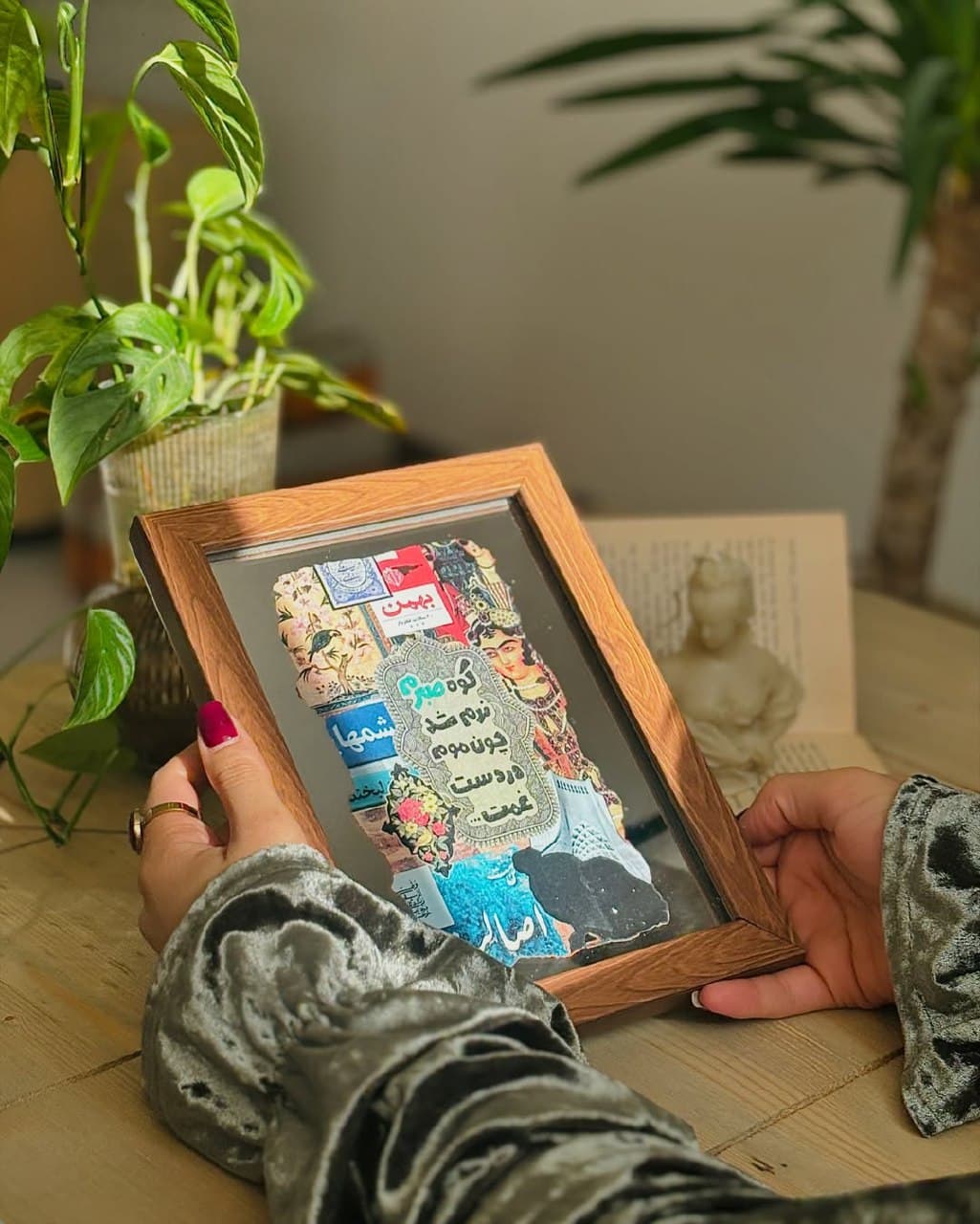 آینه دکوراتیو رومیزی با قاب چوبی طرح کلاژ نوستالژیک