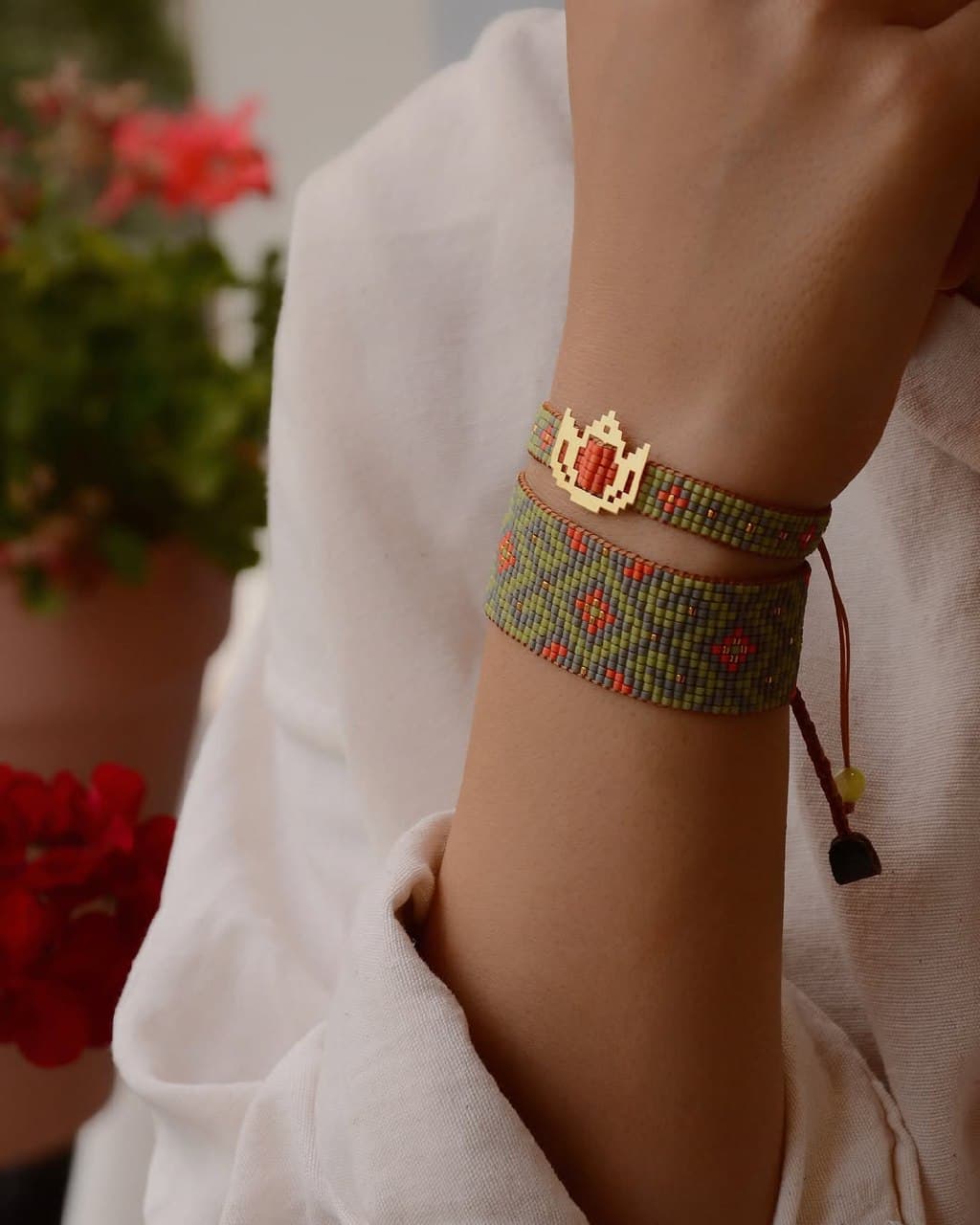 دستبند طلا و میوکی لاله با الهام از سوزن دوزی بلوچی