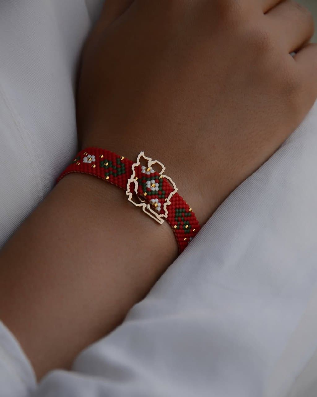 دستبند طلا زنانه طرح نقشه ایران با بافت میوکی