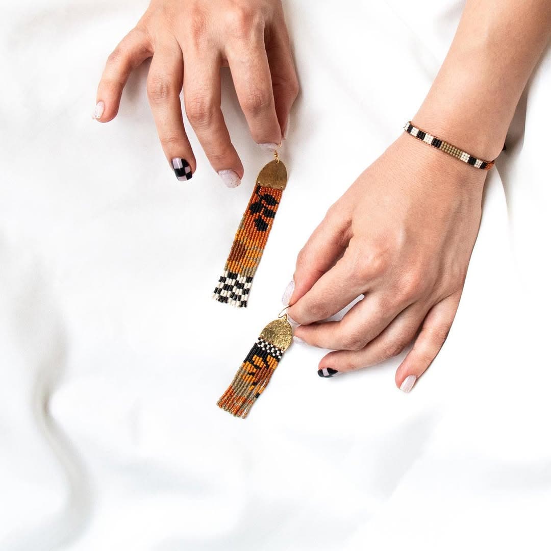 گوشواره آویز منجوق بافی دست ساز مدل پارادوکس