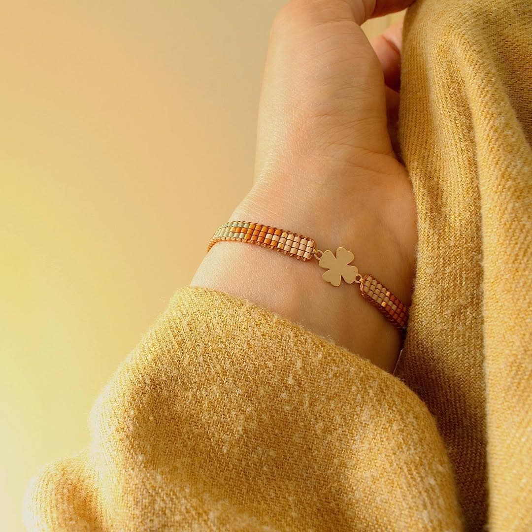 دستبند طلا و منجوق میوکی طرح شبدر