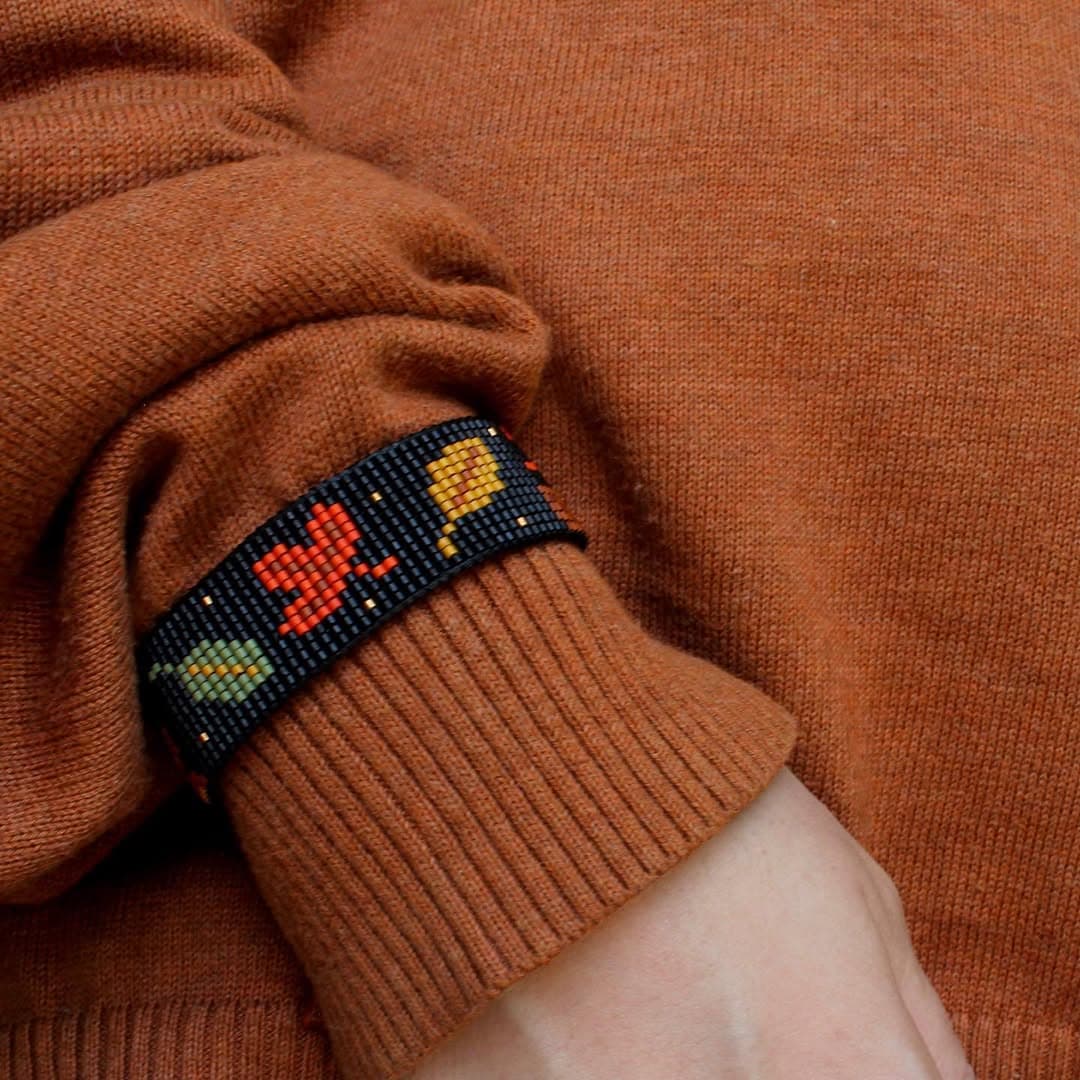 دستبند منجوق بافی دست ساز طرح برگ پاییزی مدل گلاریژان