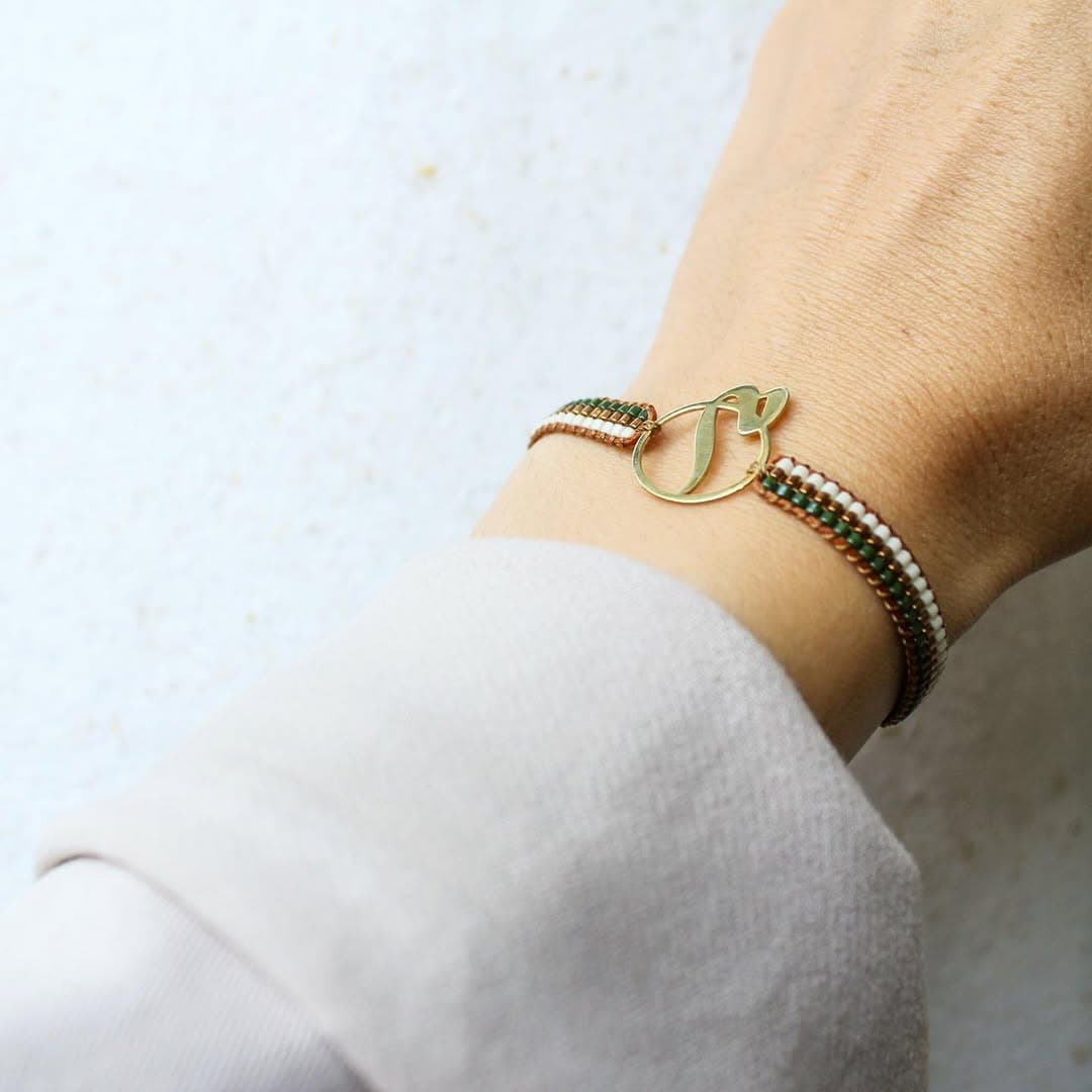 دستبند نقره با پلاک حرف م و منجوق میوکی