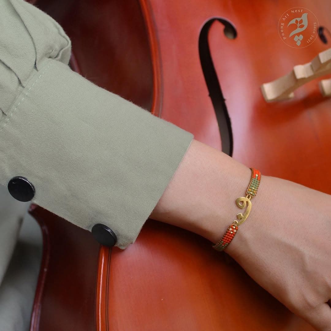 دستبند طلا و منجوق میوکی طرح حرف ف