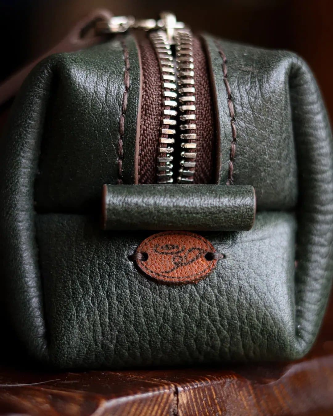 جامدادی و داپ کیت چرم طبیعی دست دوز سبز یشمی