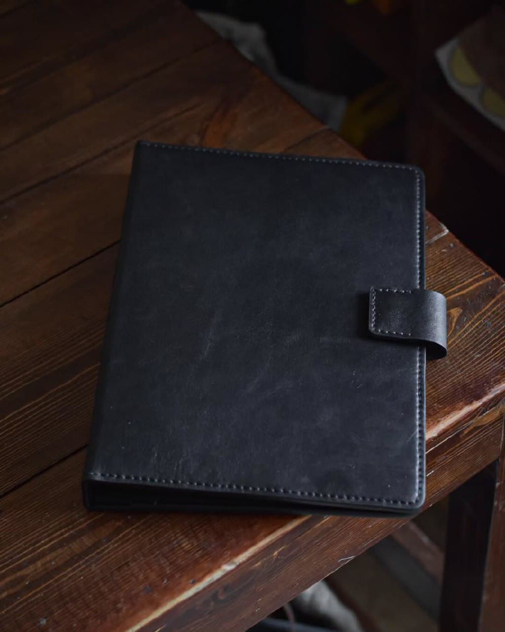 کلاسور چرم طبیعی گاوی دست دوز مشکی