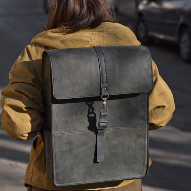 کوله پشتی چرم طبیعی دست دوز مدل هورسان مناسب لپ تاپ
