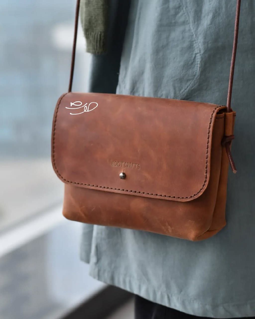 کیف دوشی زنانه چرم طبیعی دست دوز مدل کریزی هورس