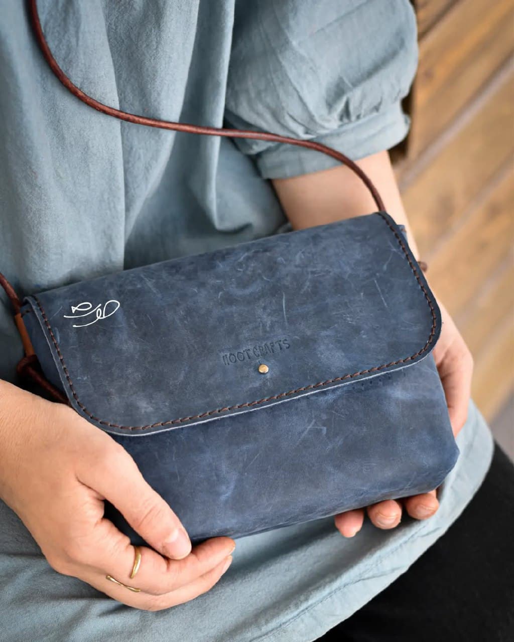 کیف دوشی چرم طبیعی زنانه هوت کرفتس مدل کریزی هورس