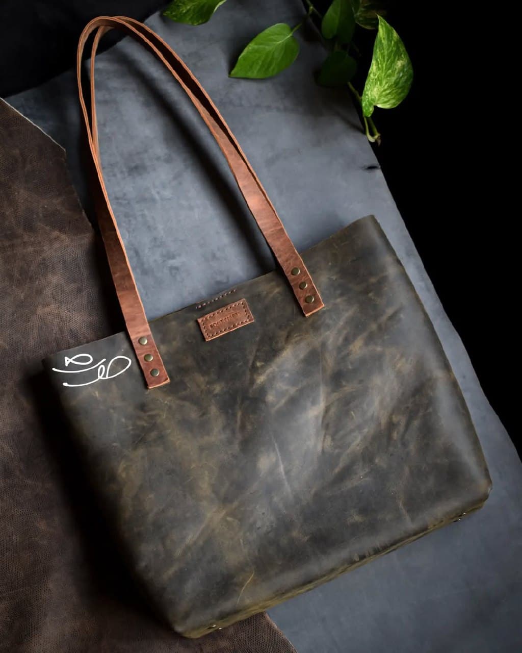 کیف دوشی زنانه چرم طبیعی دست دوز هوت کرفتس مدل تت بگ