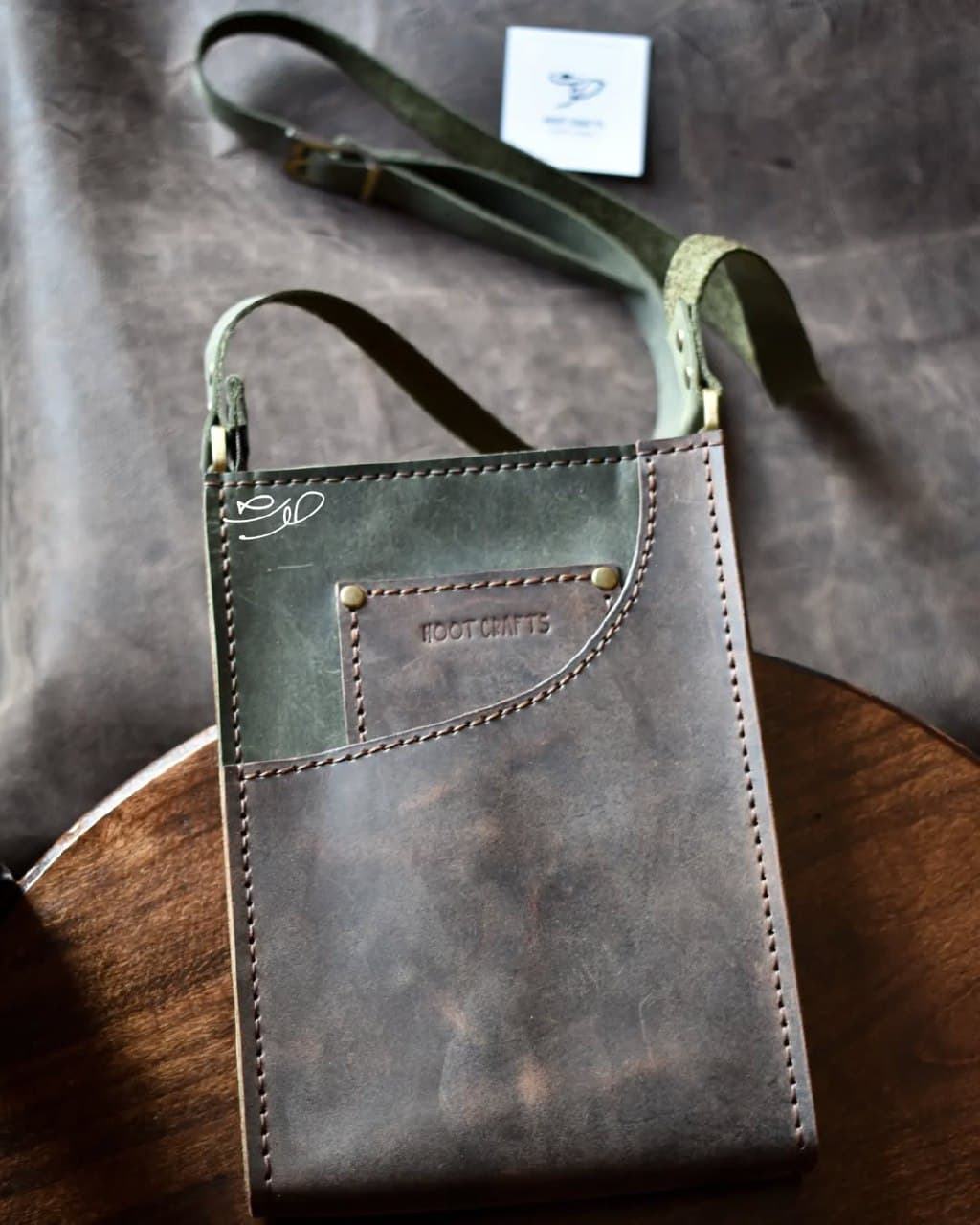 کیف دوشی پستچی چرم طبیعی کریزی هورس دست دوز