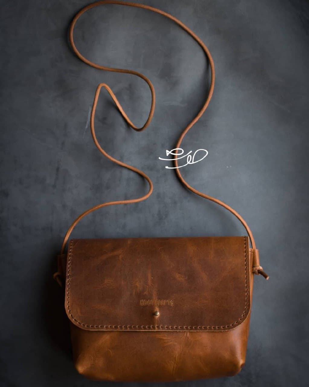 کیف دوشی زنانه چرم طبیعی دست دوز هاوت کرفتس