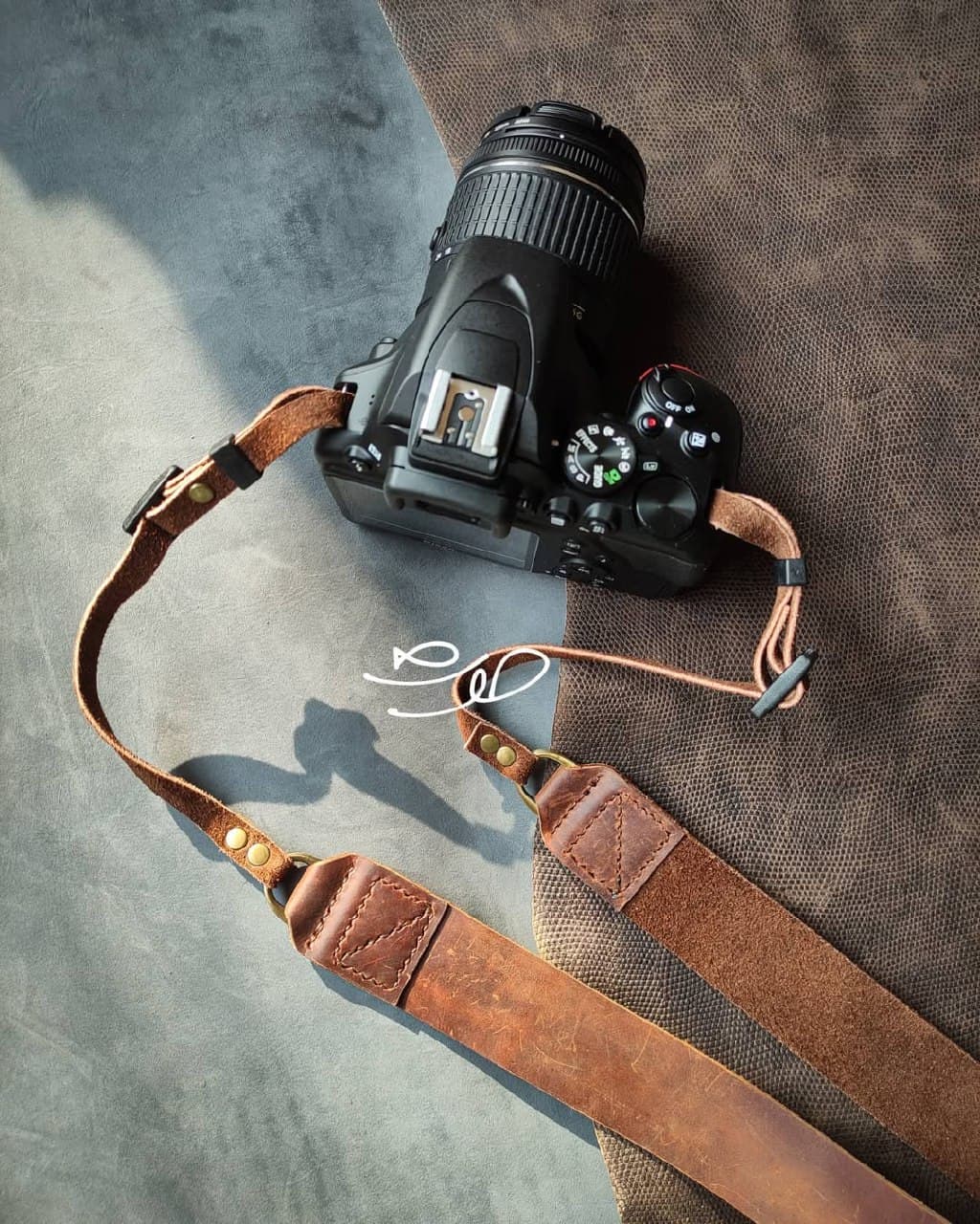 بند دوربین چرمی دست‌دوز کریزی هورس