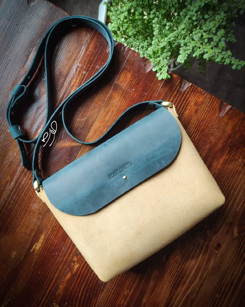 کیف دوشی چرم و اشبالت دستدوز زنانه