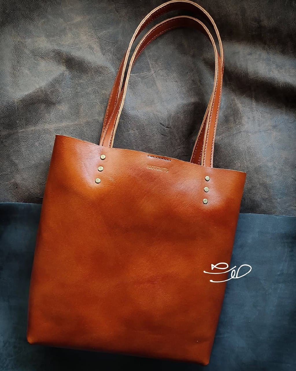 کیف توت بگ زنانه چرم طبیعی دست دوز عسلی