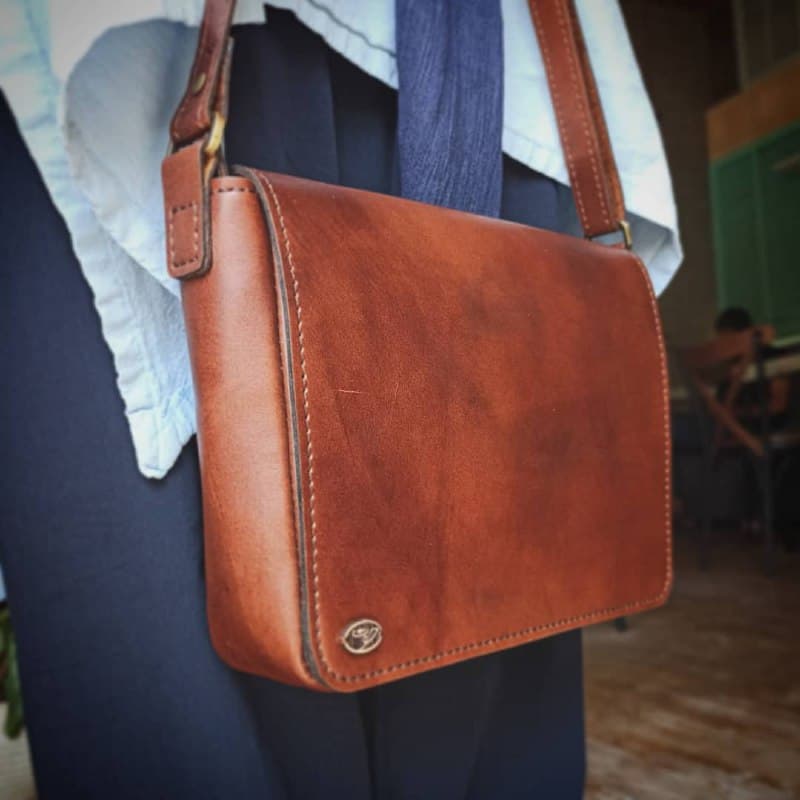 کیف دوشی چرم طبیعی گاوی مدل کلاسیک
