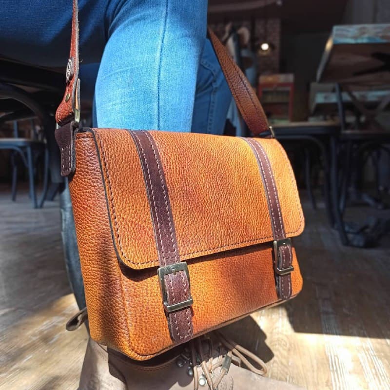 کیف دوشی اسپرت چرم طبیعی دست دوز مدل دو سگک