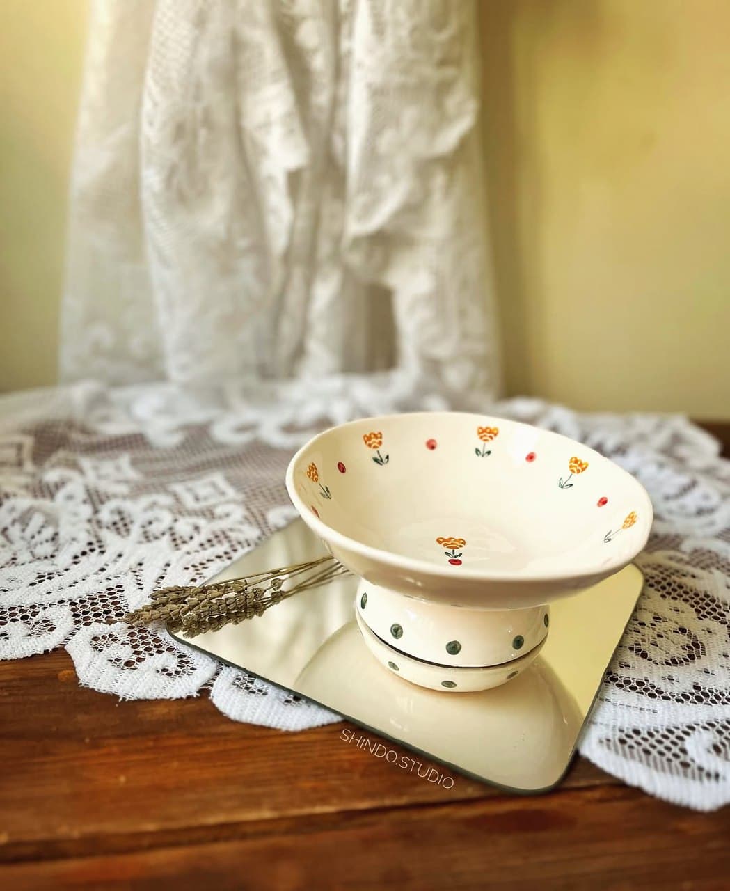 ظرف پایه‌دار سرامیکی دستساز طرح گل