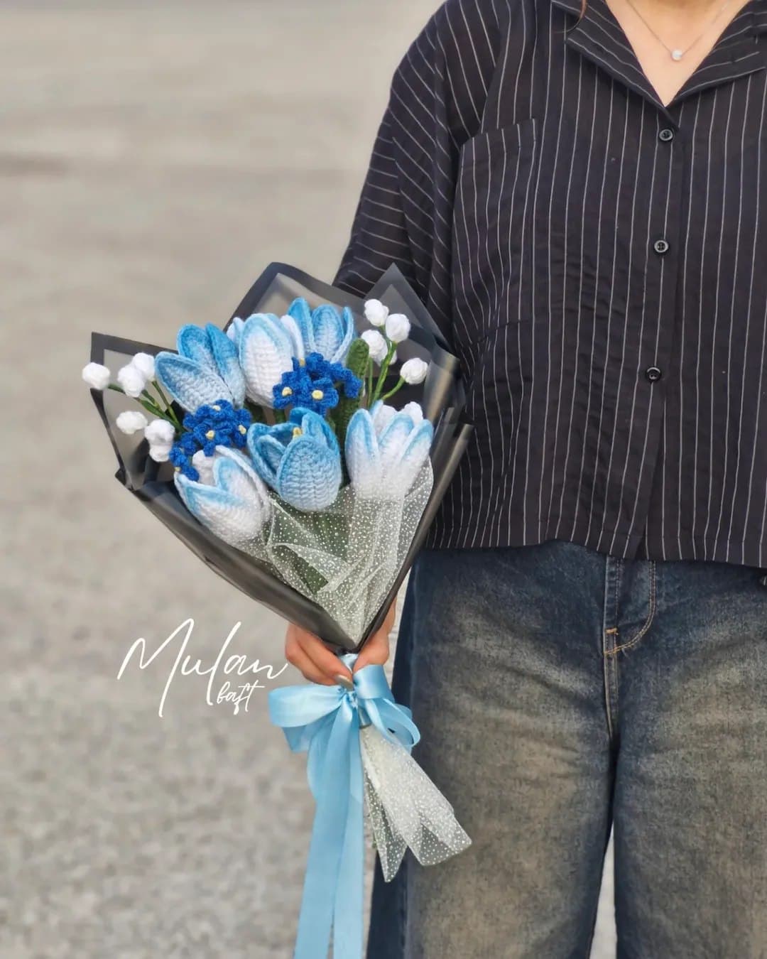 دسته گل بافتنی دستبافت طرح لاله آبی و گل فراموشم نکن