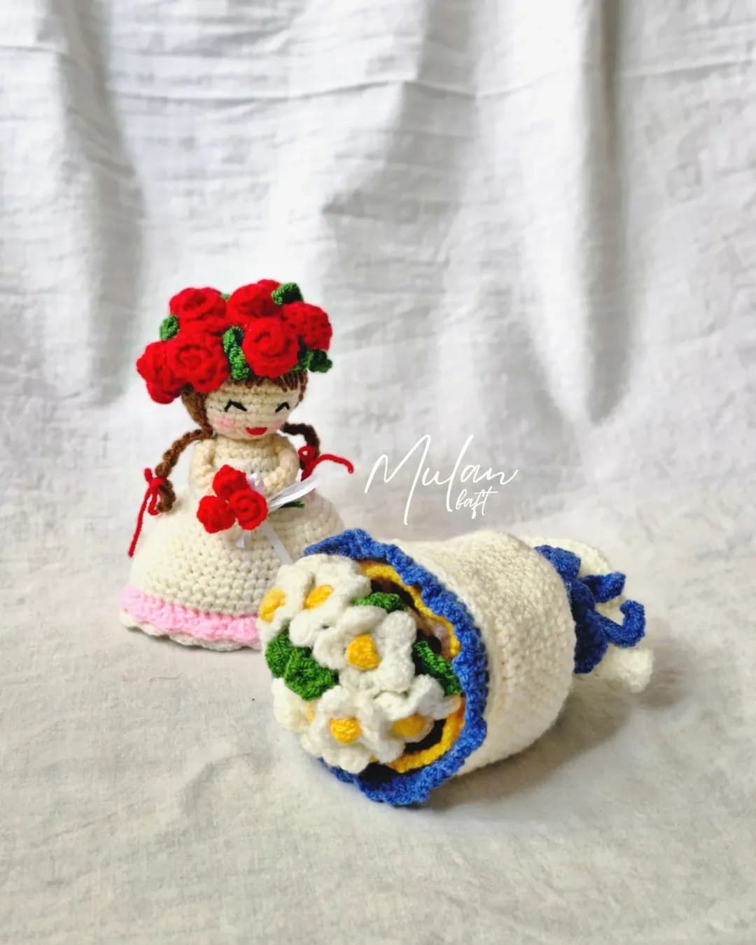 دسته گل سورپرایزی با عروسک بافتنی دستباف
