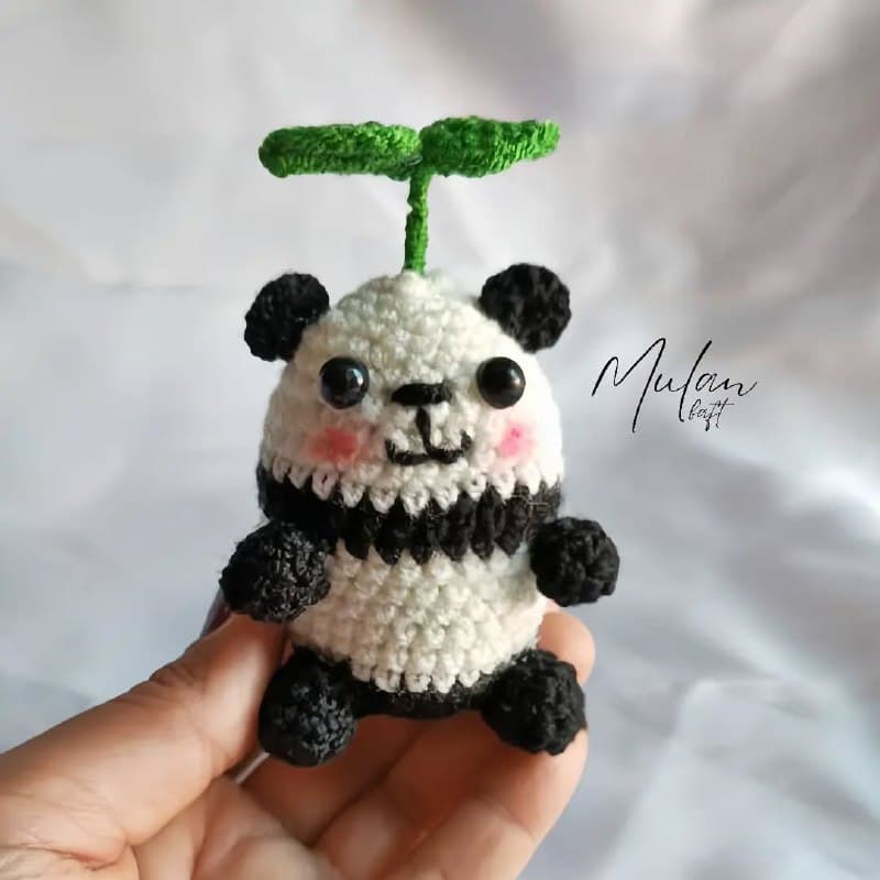 عروسک بافتنی دست ساز مدل پاندای جوانه دار