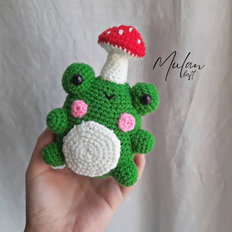 عروسک بافتنی دستباف طرح قورباغه کلاه قارچی