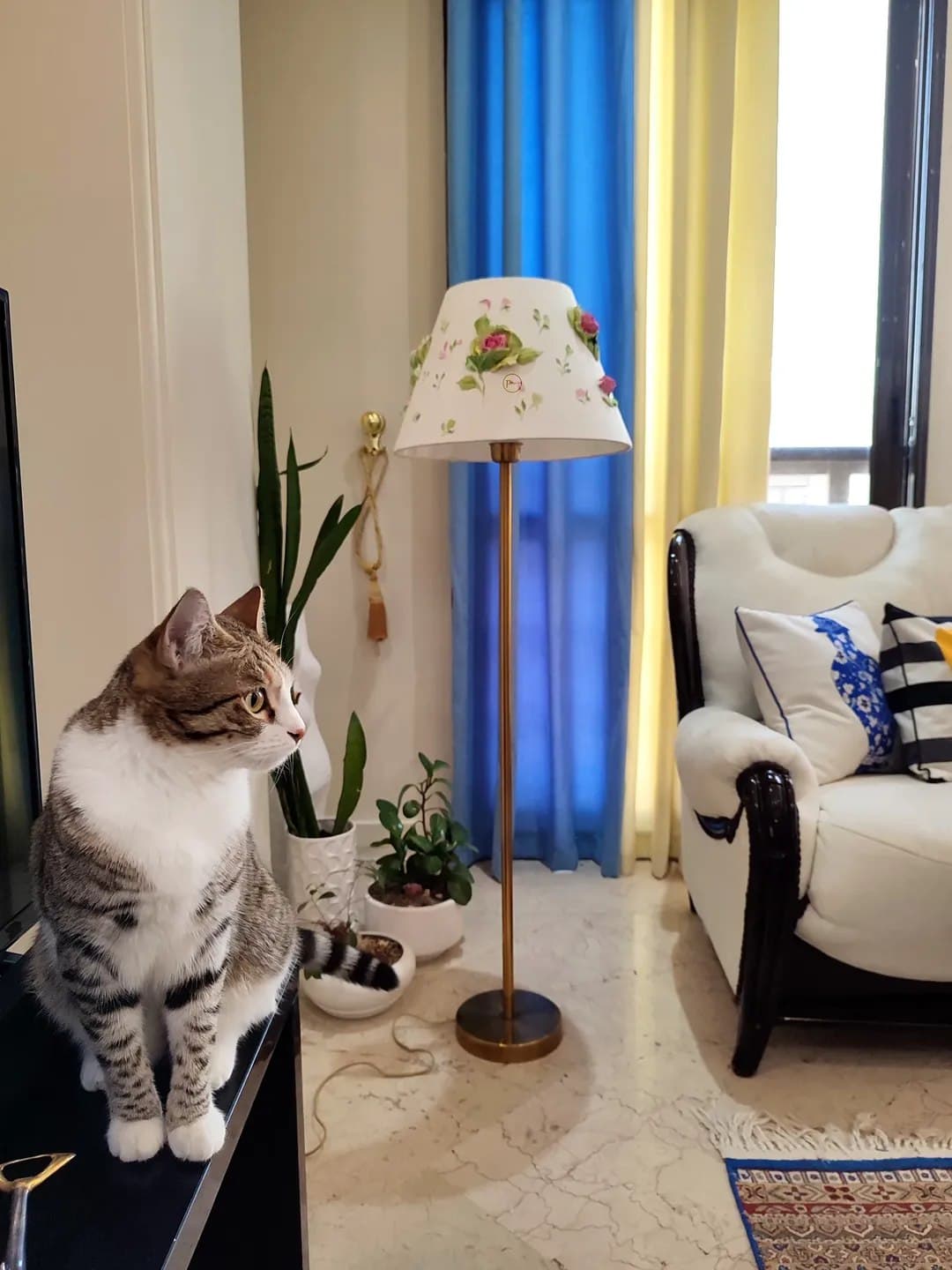 آباژور ایستاده کنار سالنی دست‌ساز با شید گلدار برجسته