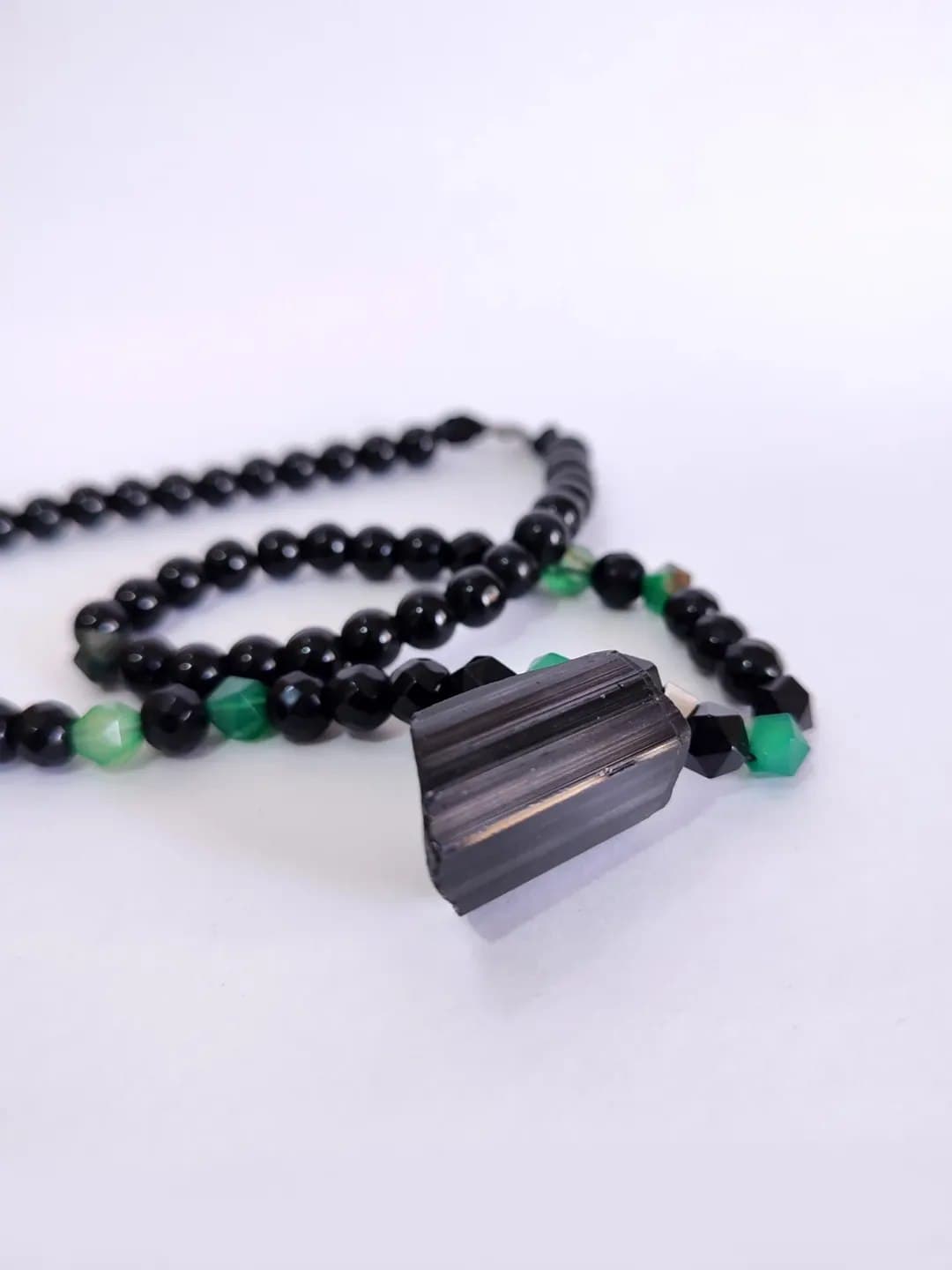 گردنبند دست ساز سنگ ترمالین با مهره های عقیق و اونیکس