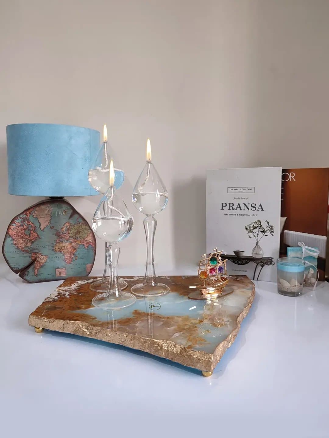 سینی دکوراتیو جلو مبلی از سنگ مرمر آبی طرح دریا