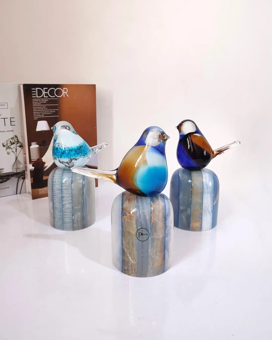 مجسمه دکوری پرنده شیشه ای روی پایه سنگی طرح مرغ آمین