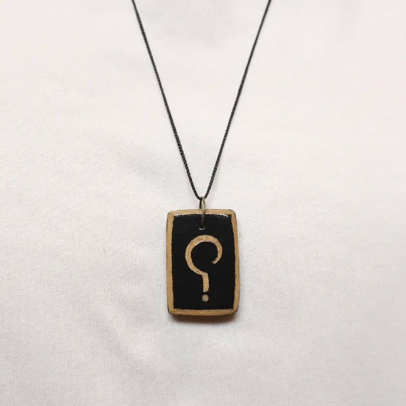 گردنبند سفالی دست ساز طرح علامت سوال