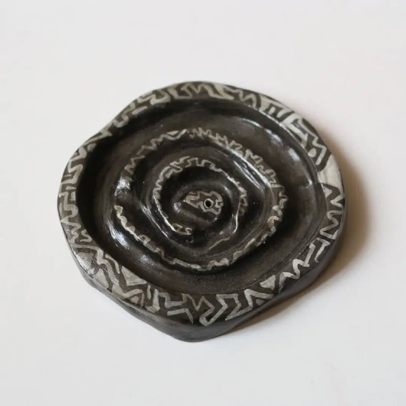 جاعودی و زیرسیگاری سفالی دست ساز طرح مارپیچ