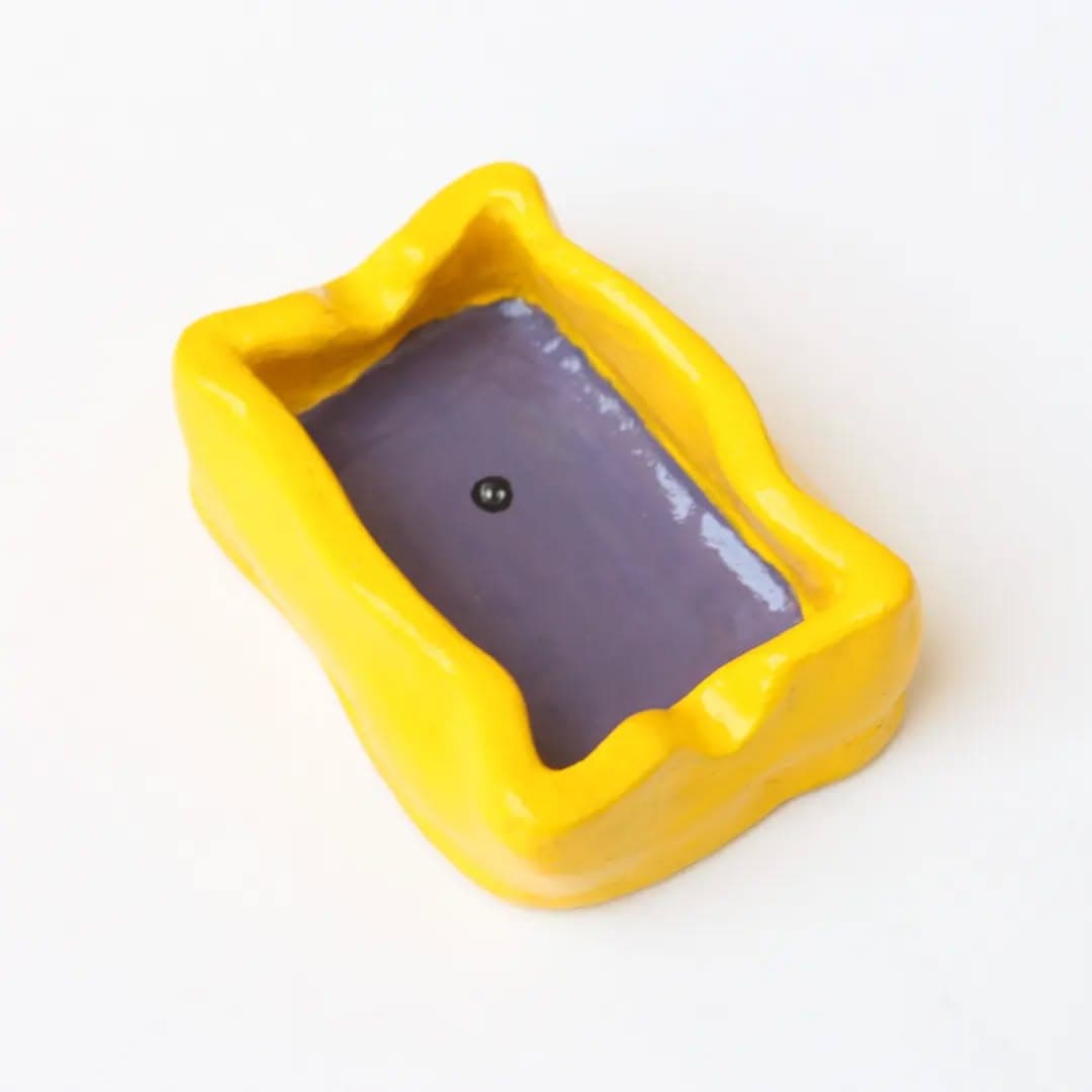 زیرسیگاری سفالی دست‌ساز طرح قاب فرندز