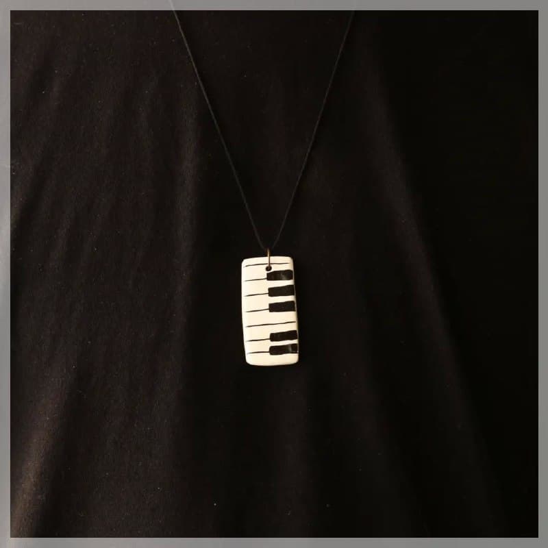 گردنبند سفالی دست ساز طرح پیانو