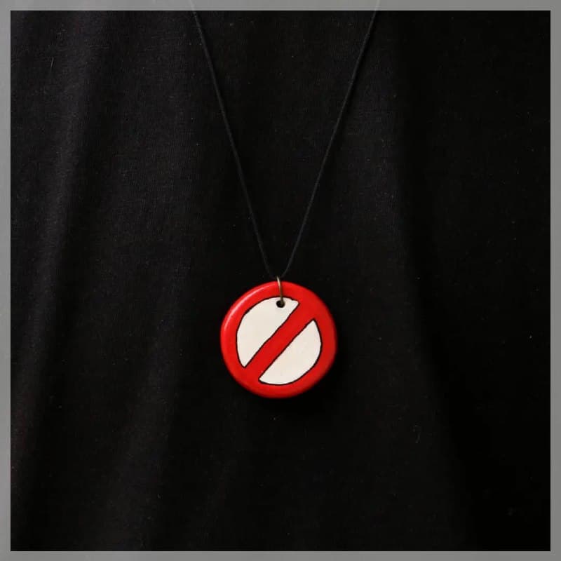 گردنبند سفالی دست ساز طرح توقف ممنوع