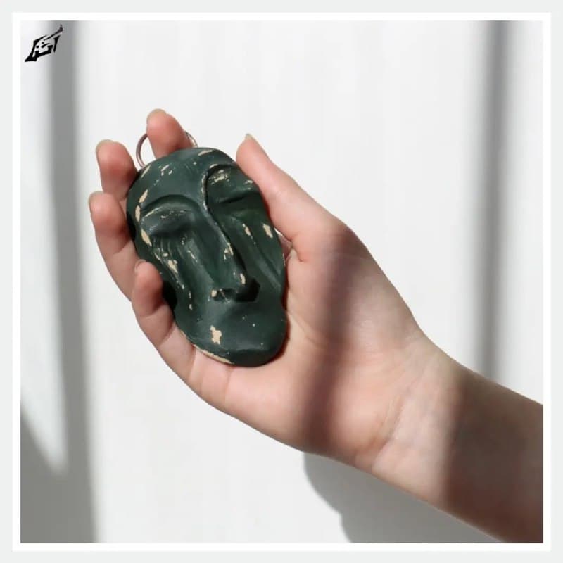 دیوارکوب سفالی دستساز طرح صورت ترک خورده