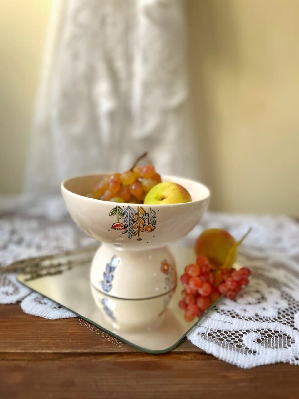 ظرف میوه خوری پایه دار سرامیکی دست ساز با نقاشی زیرلعابی