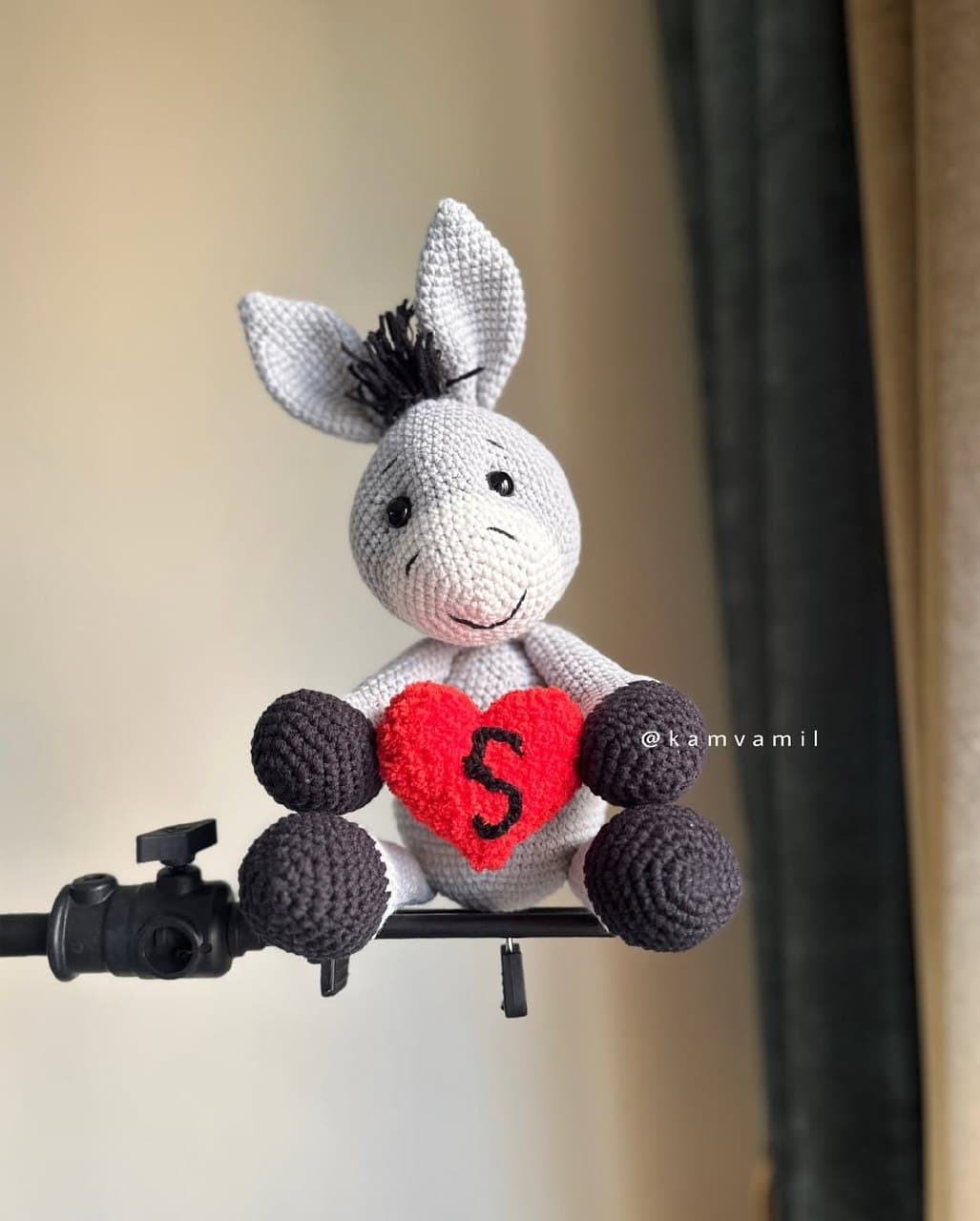 عروسک بافتنی مدل الاغ به همراه قلب دستباف