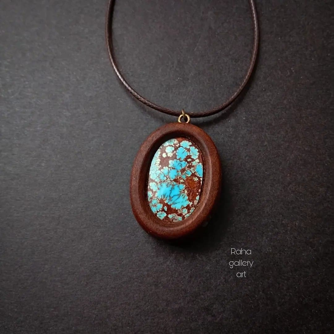 گردنبند دست ساز چوب گردو با سنگ فیروزه اصل نیشابور