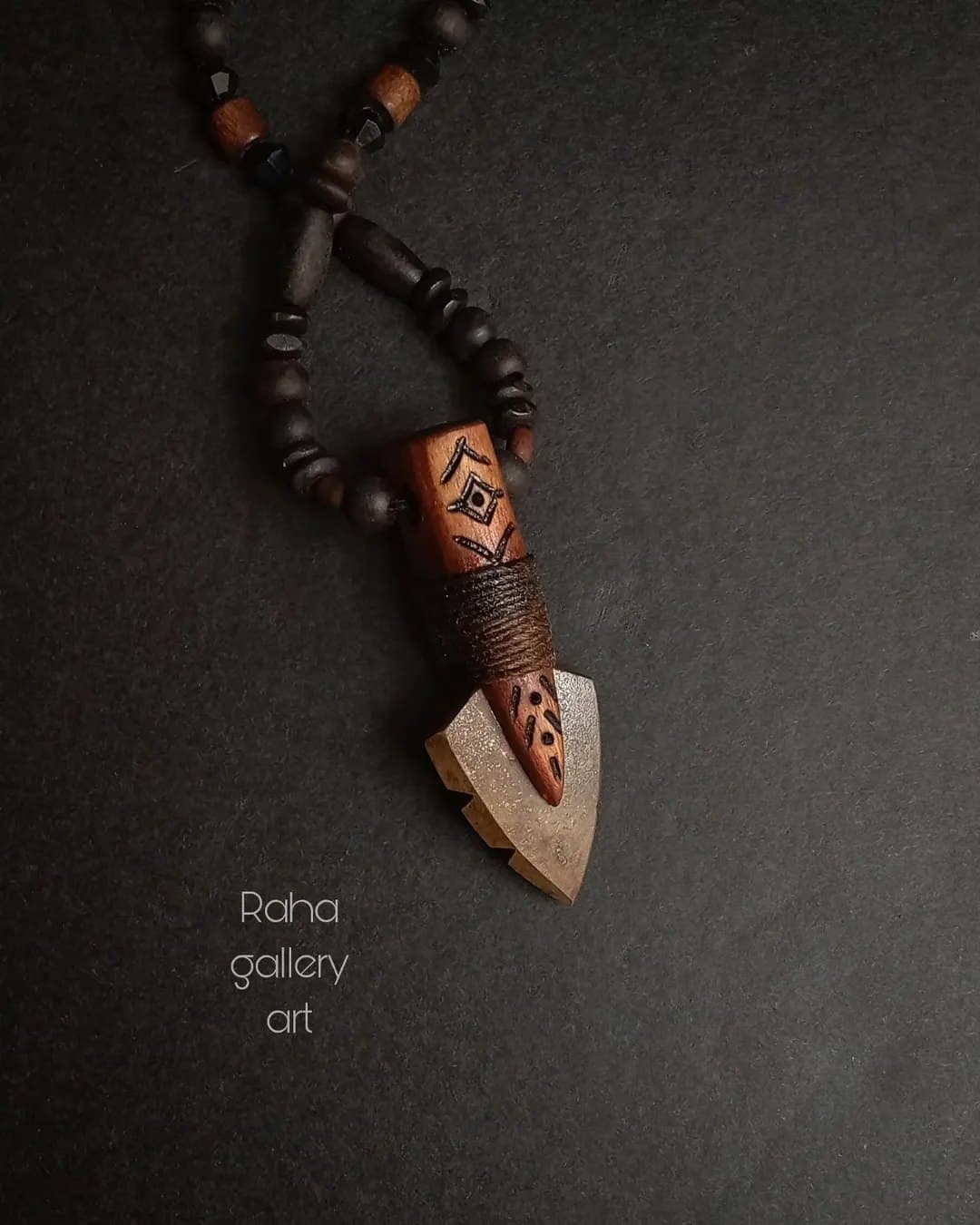 گردنبند دست ساز چوبی و سنگی طرح سرنیزه